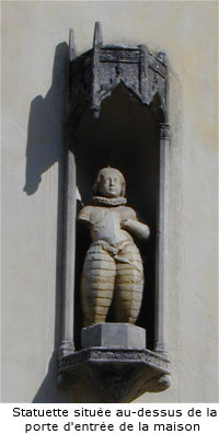 Statuette de Jeanne pouvant provenir de l'ancienne chapelle.